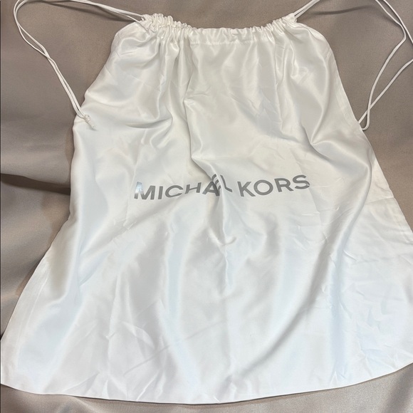 Micheal Kors Milo Shoulder Tote w/Dust Bag - Picture 12 of 17